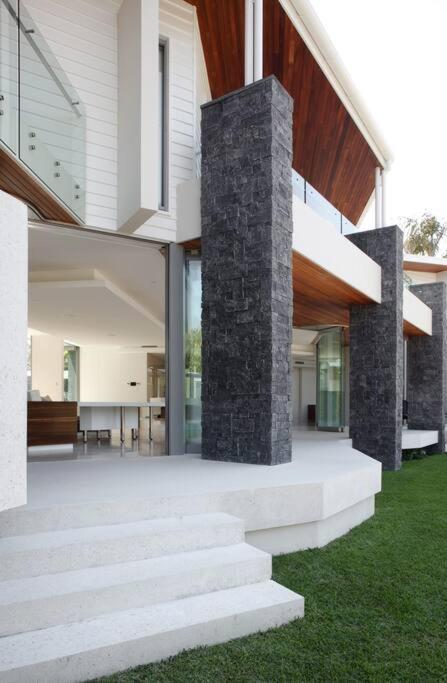 Racquet Retreat by Noosa Secret Destinations- Short Walk to Hastings Street