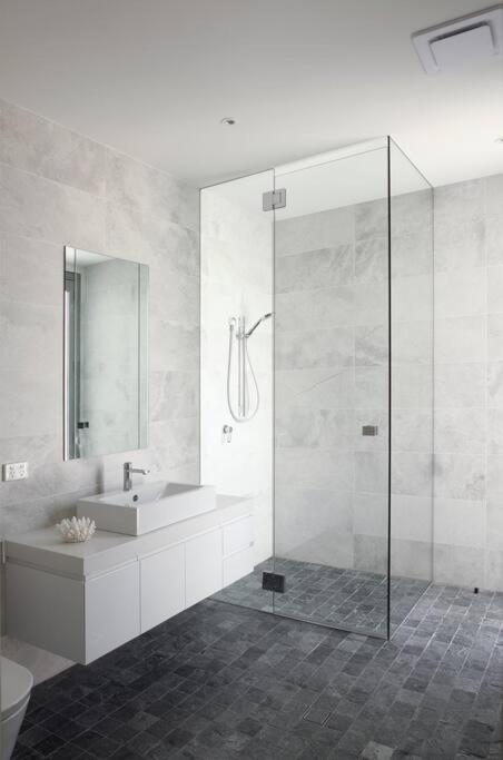Racquet Retreat by Noosa Secret Destinations- Short Walk to Hastings Street