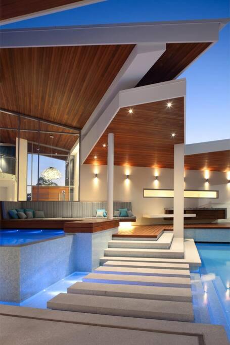 Racquet Retreat by Noosa Secret Destinations- Short Walk to Hastings Street