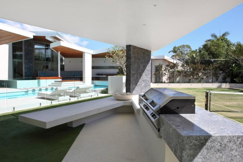 Racquet Retreat by Noosa Secret Destinations- Short Walk to Hastings Street