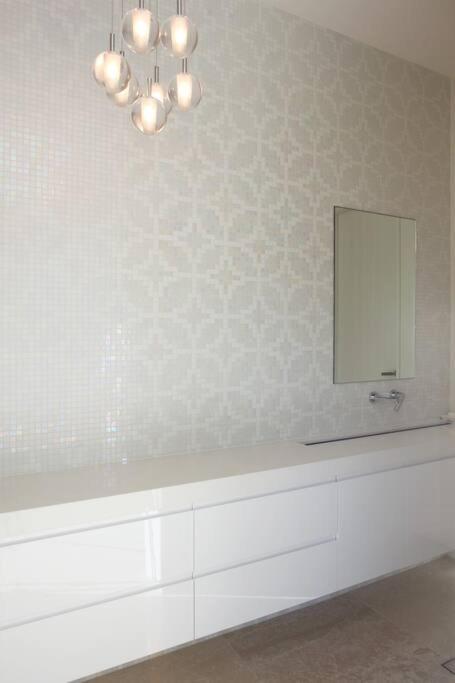 Racquet Retreat by Noosa Secret Destinations- Short Walk to Hastings Street