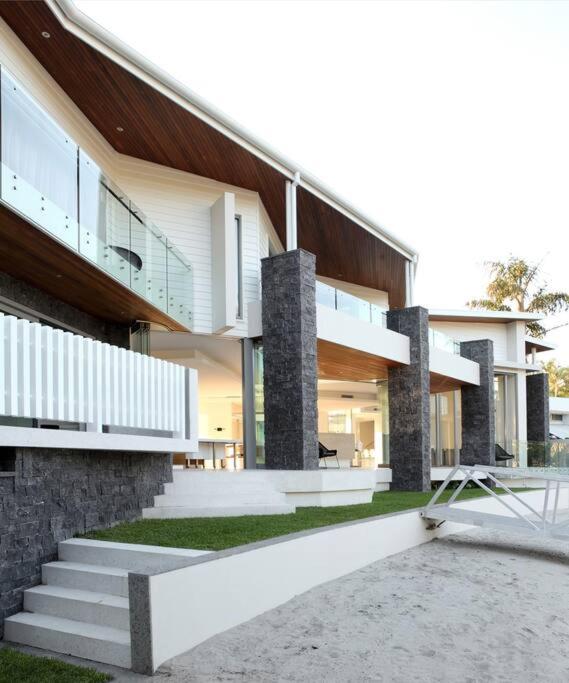 Racquet Retreat by Noosa Secret Destinations- Short Walk to Hastings Street