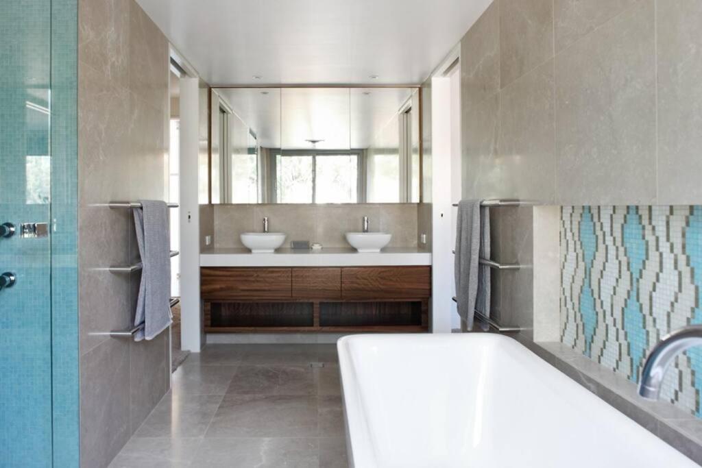 Racquet Retreat by Noosa Secret Destinations- Short Walk to Hastings Street