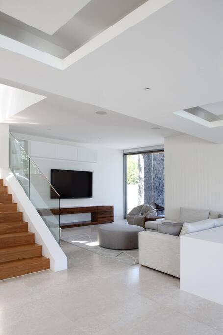 Racquet Retreat by Noosa Secret Destinations- Short Walk to Hastings Street