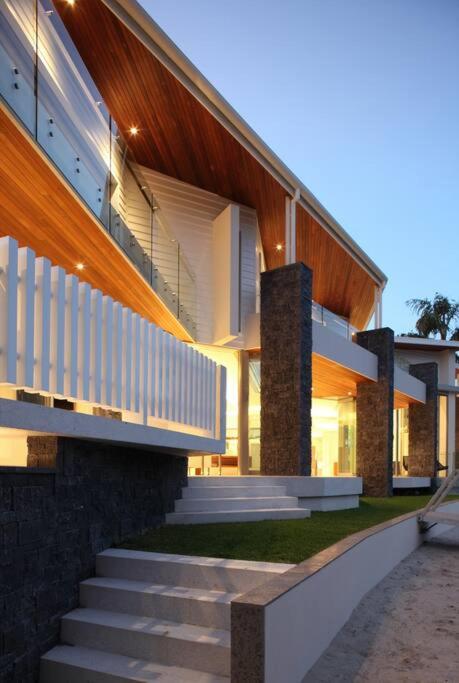 Racquet Retreat by Noosa Secret Destinations- Short Walk to Hastings Street