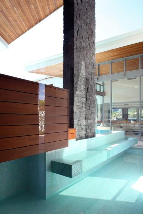 Racquet Retreat by Noosa Secret Destinations- Short Walk to Hastings Street