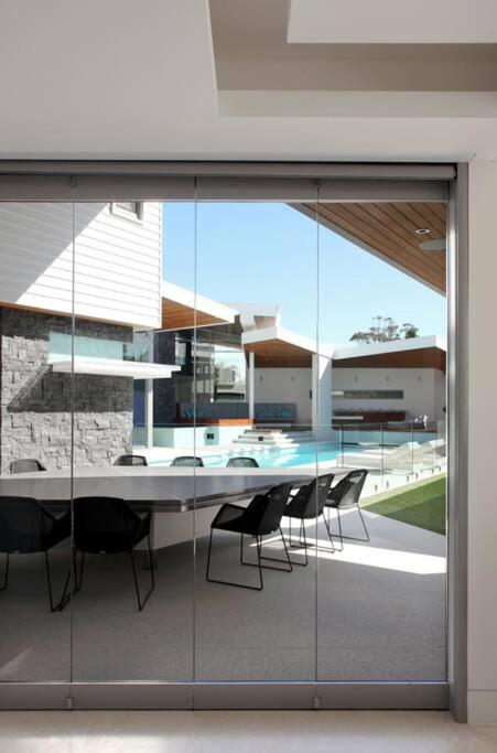Racquet Retreat by Noosa Secret Destinations- Short Walk to Hastings Street