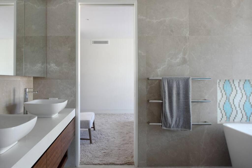Racquet Retreat by Noosa Secret Destinations- Short Walk to Hastings Street