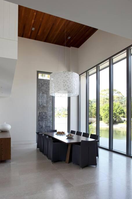 Racquet Retreat by Noosa Secret Destinations- Short Walk to Hastings Street