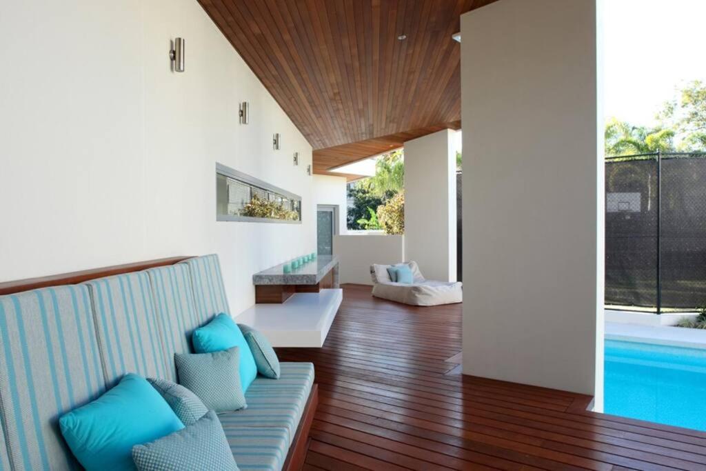 Racquet Retreat by Noosa Secret Destinations- Short Walk to Hastings Street