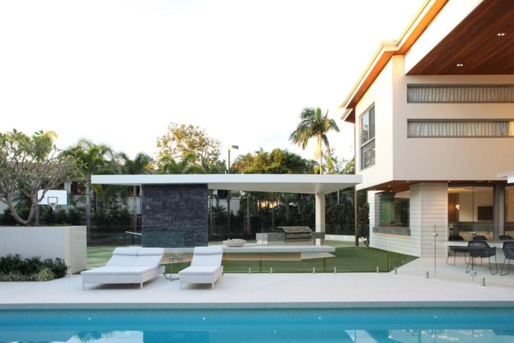 Racquet Retreat by Noosa Secret Destinations- Short Walk to Hastings Street