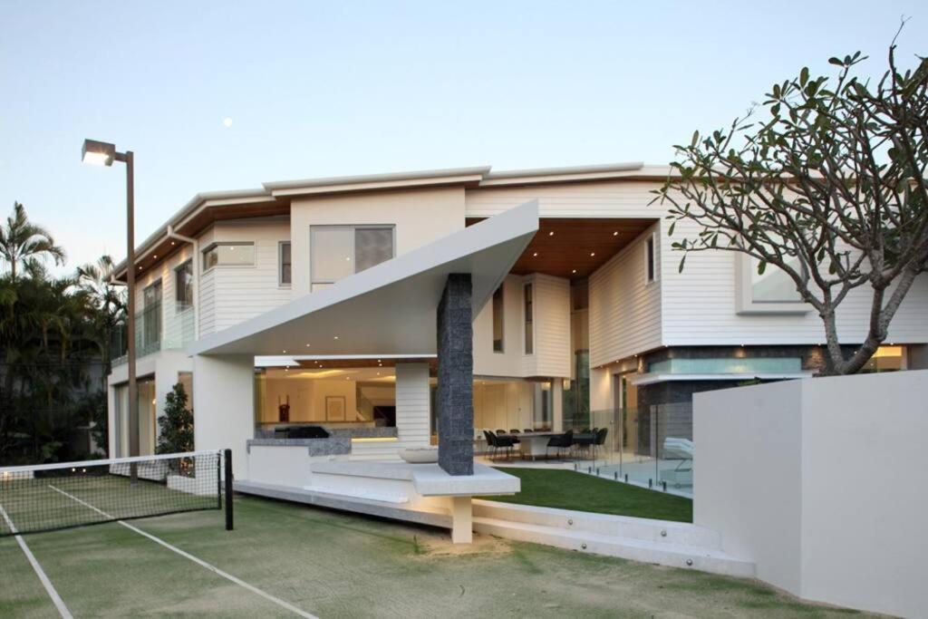 Racquet Retreat by Noosa Secret Destinations- Short Walk to Hastings Street