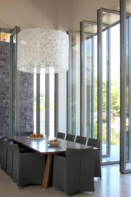 Racquet Retreat by Noosa Secret Destinations- Short Walk to Hastings Street