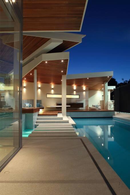 Racquet Retreat by Noosa Secret Destinations- Short Walk to Hastings Street