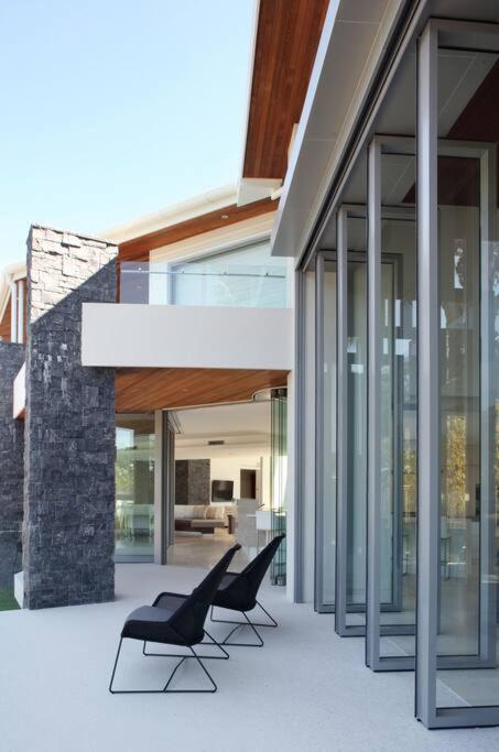 Racquet Retreat by Noosa Secret Destinations- Short Walk to Hastings Street