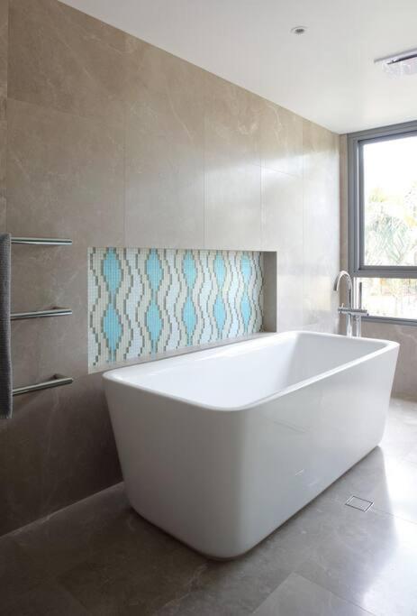 Racquet Retreat by Noosa Secret Destinations- Short Walk to Hastings Street
