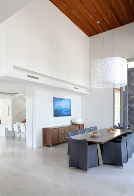 Racquet Retreat by Noosa Secret Destinations- Short Walk to Hastings Street