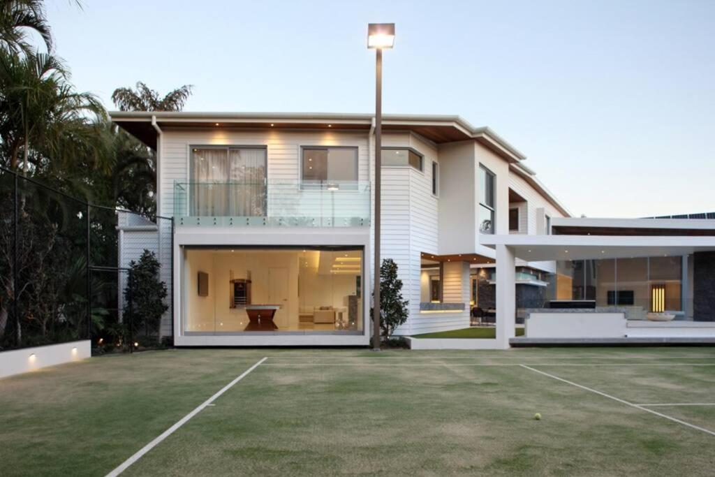 Racquet Retreat by Noosa Secret Destinations- Short Walk to Hastings Street