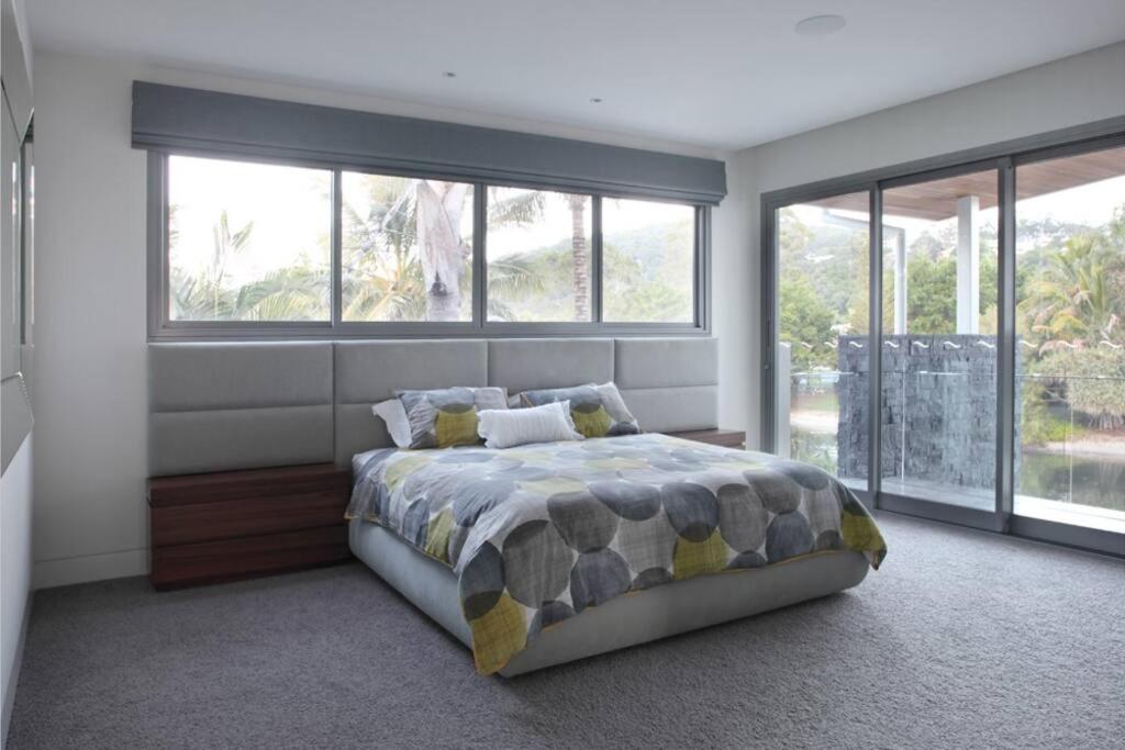 Racquet Retreat by Noosa Secret Destinations- Short Walk to Hastings Street