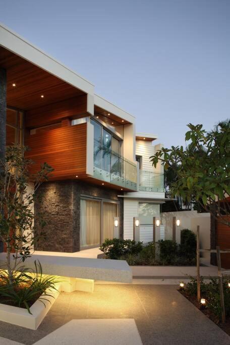 Racquet Retreat by Noosa Secret Destinations- Short Walk to Hastings Street
