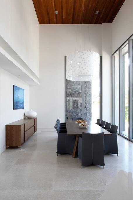 Racquet Retreat by Noosa Secret Destinations- Short Walk to Hastings Street