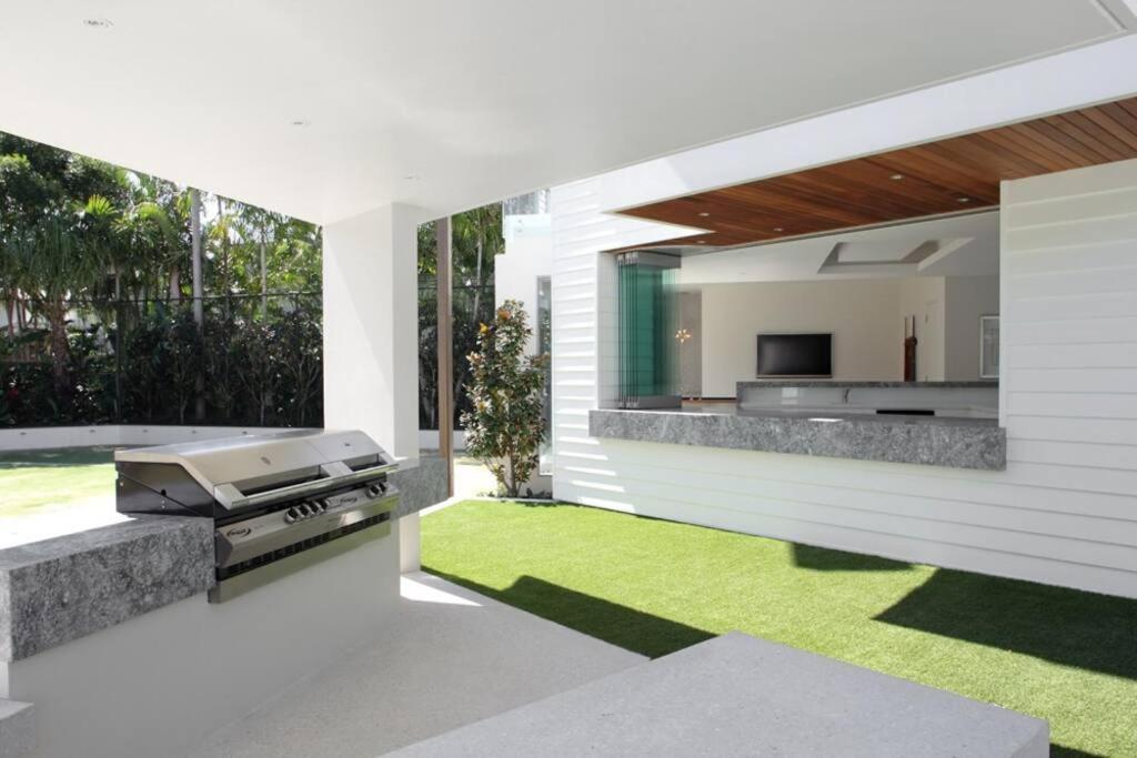 Racquet Retreat by Noosa Secret Destinations- Short Walk to Hastings Street