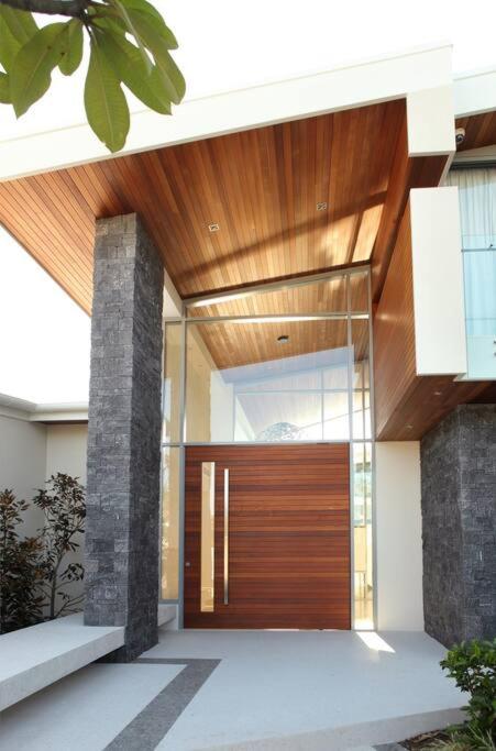 Racquet Retreat by Noosa Secret Destinations- Short Walk to Hastings Street