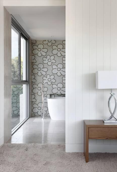 Racquet Retreat by Noosa Secret Destinations- Short Walk to Hastings Street