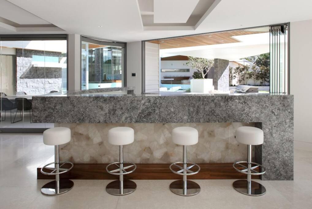 Racquet Retreat by Noosa Secret Destinations- Short Walk to Hastings Street