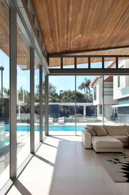 Racquet Retreat by Noosa Secret Destinations- Short Walk to Hastings Street