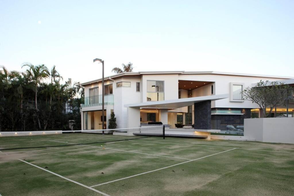 Racquet Retreat by Noosa Secret Destinations- Short Walk to Hastings Street