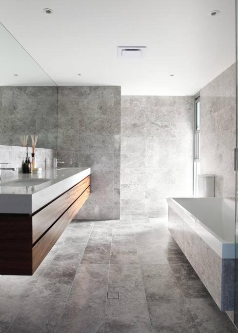 Racquet Retreat by Noosa Secret Destinations- Short Walk to Hastings Street