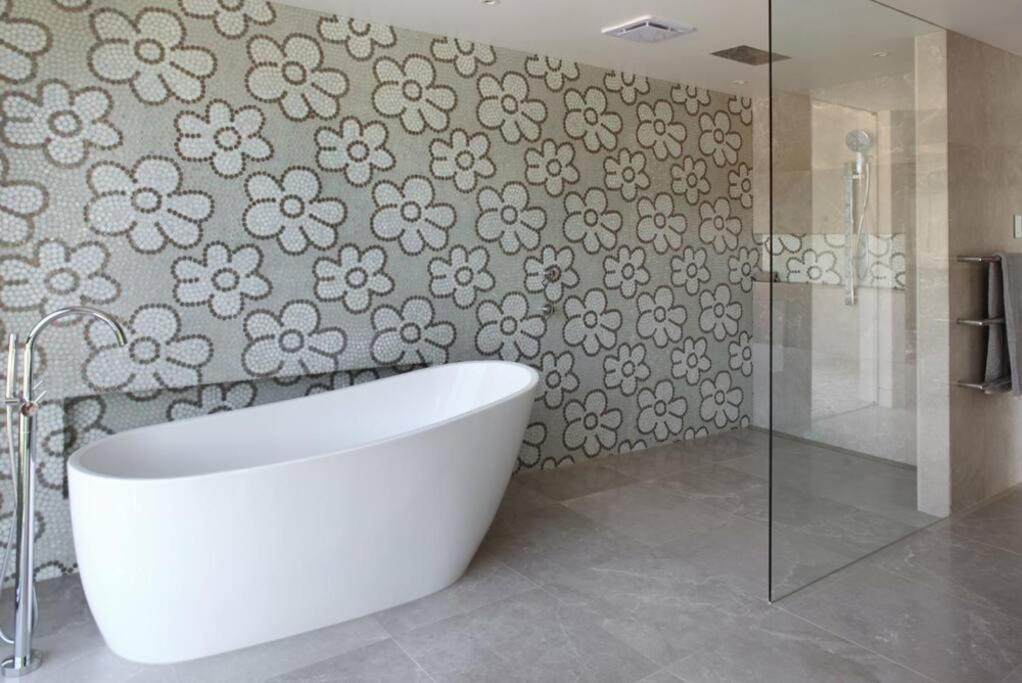 Racquet Retreat by Noosa Secret Destinations- Short Walk to Hastings Street