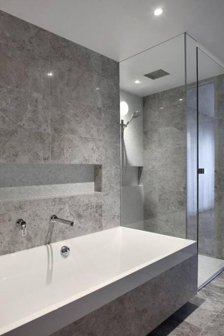 Racquet Retreat by Noosa Secret Destinations- Short Walk to Hastings Street