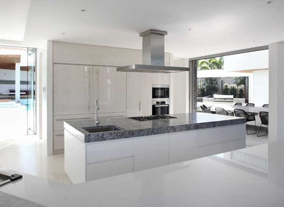 Racquet Retreat by Noosa Secret Destinations- Short Walk to Hastings Street