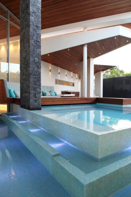 Racquet Retreat by Noosa Secret Destinations- Short Walk to Hastings Street