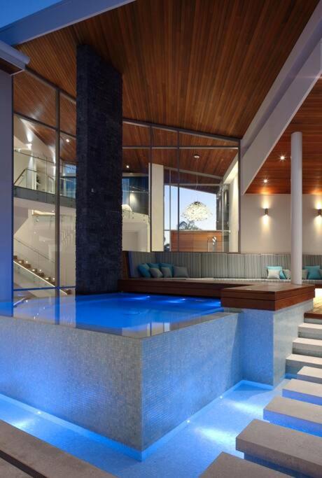 Racquet Retreat by Noosa Secret Destinations- Short Walk to Hastings Street