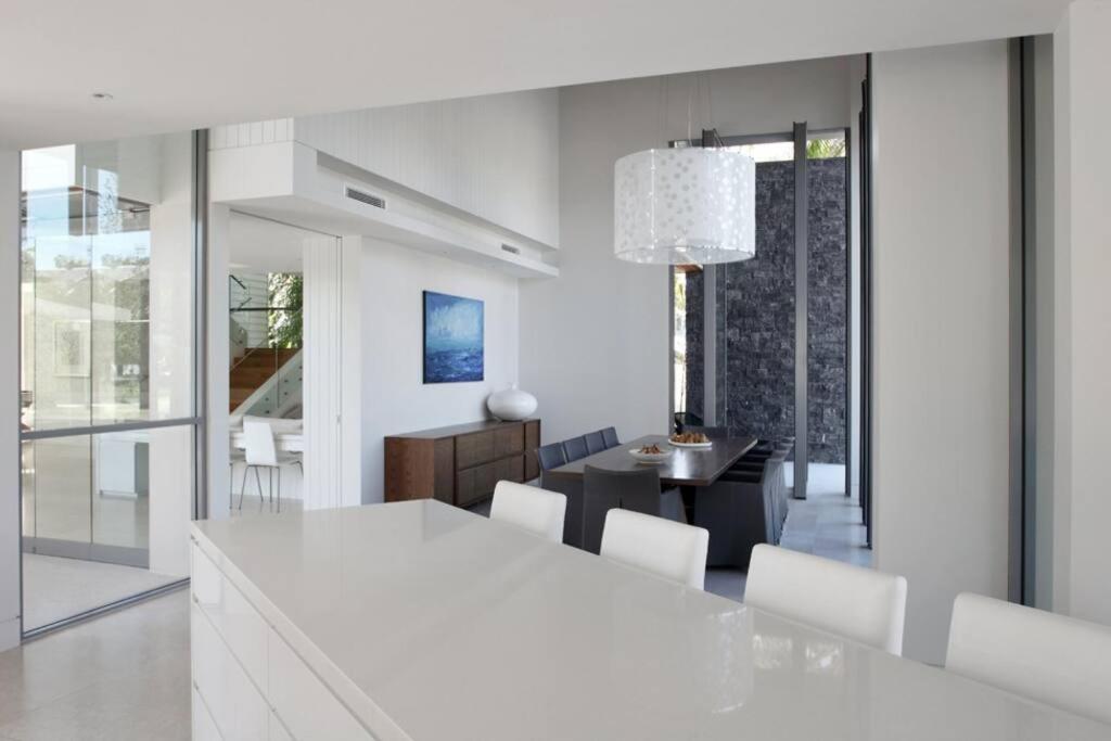 Racquet Retreat by Noosa Secret Destinations- Short Walk to Hastings Street