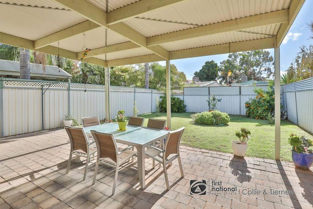 Cheerful 2 bedroom townhouse with secure parking