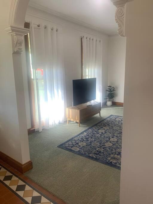 Cheerful 2 bedroom townhouse with secure parking