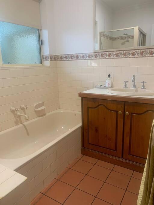 Cheerful 2 bedroom townhouse with secure parking