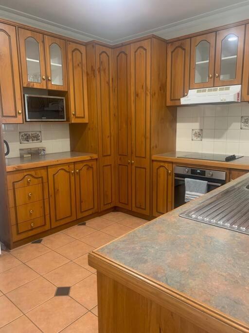 Cheerful 2 bedroom townhouse with secure parking