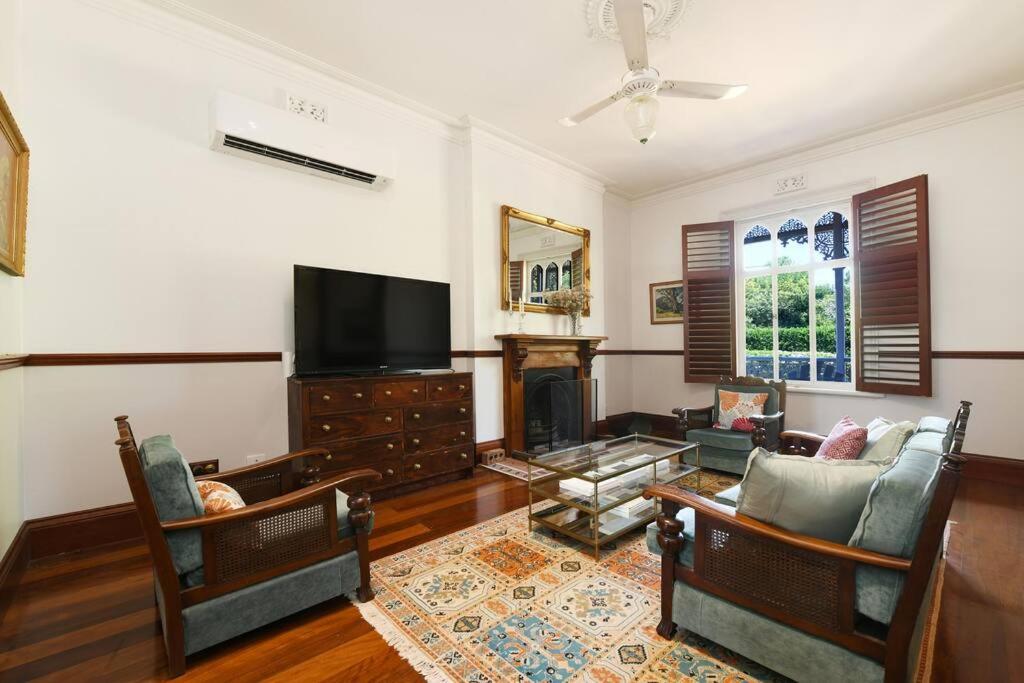 Currawong House