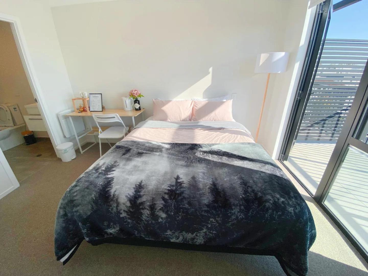 Ensuite Room in Central City view 3