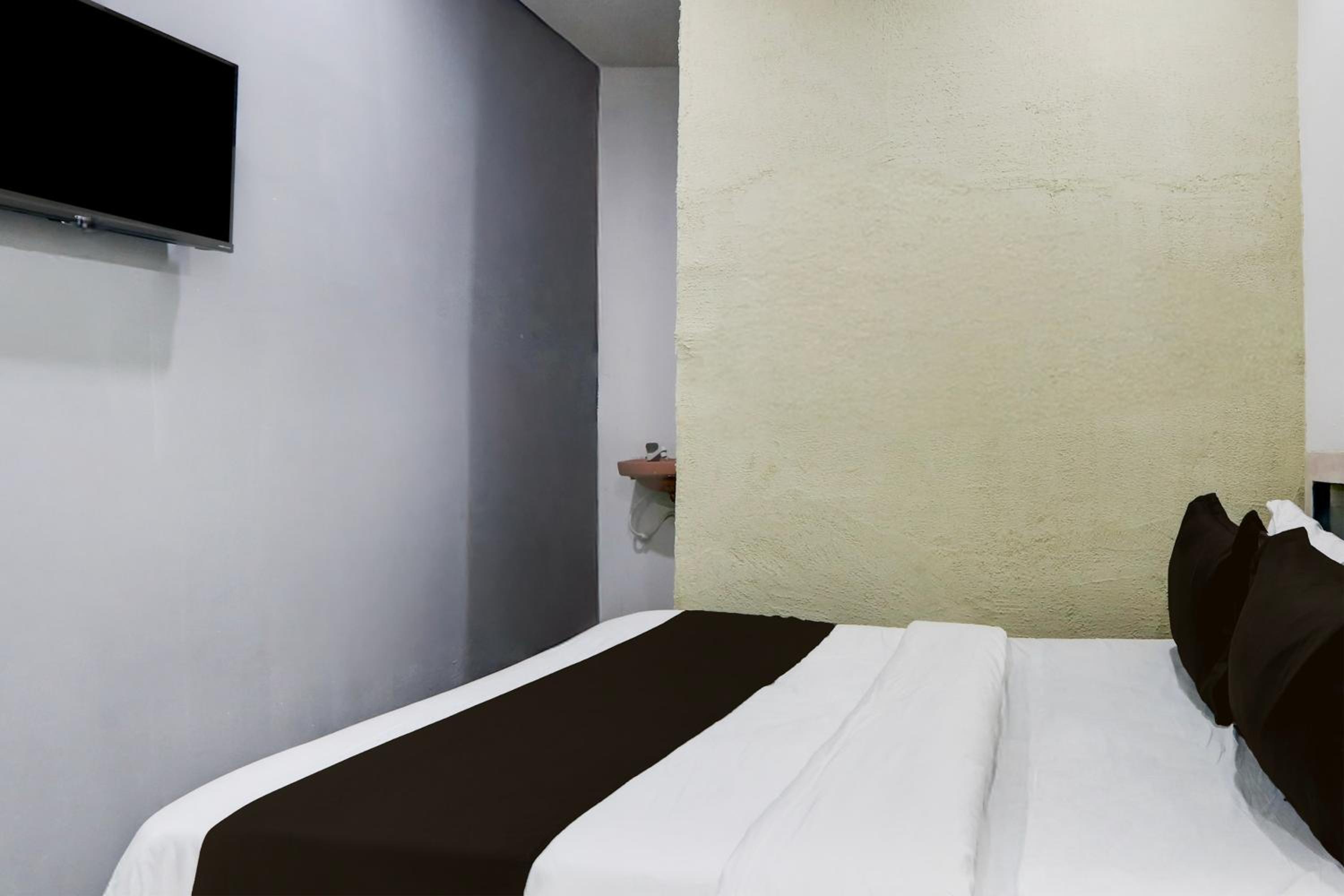 Hotel O by OYO Tara Grand luxury Rooms view 5