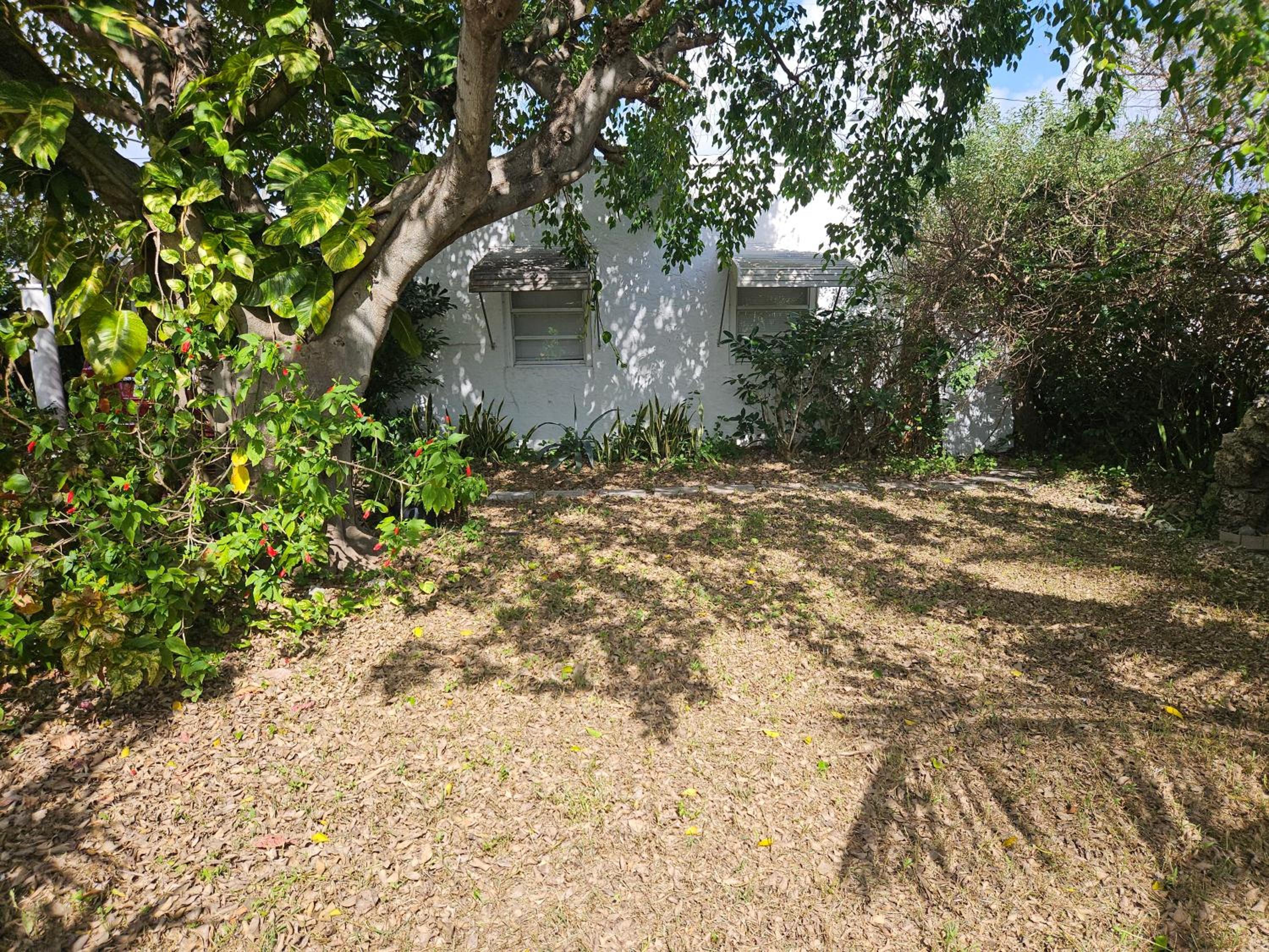 Stylish 3BR Home & Hottub Near Beaches & Downtown view 2