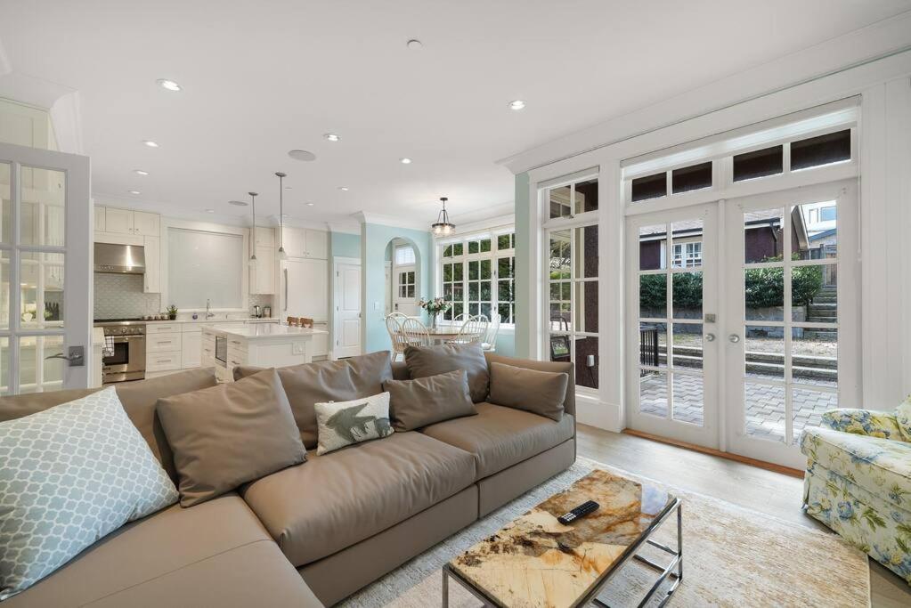 Luxury 4 beds Ocean-View house at Center of Vancouver
