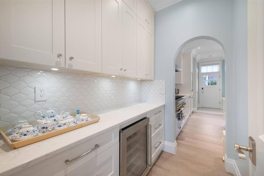 Luxury 4 beds Ocean-View house at Center of Vancouver