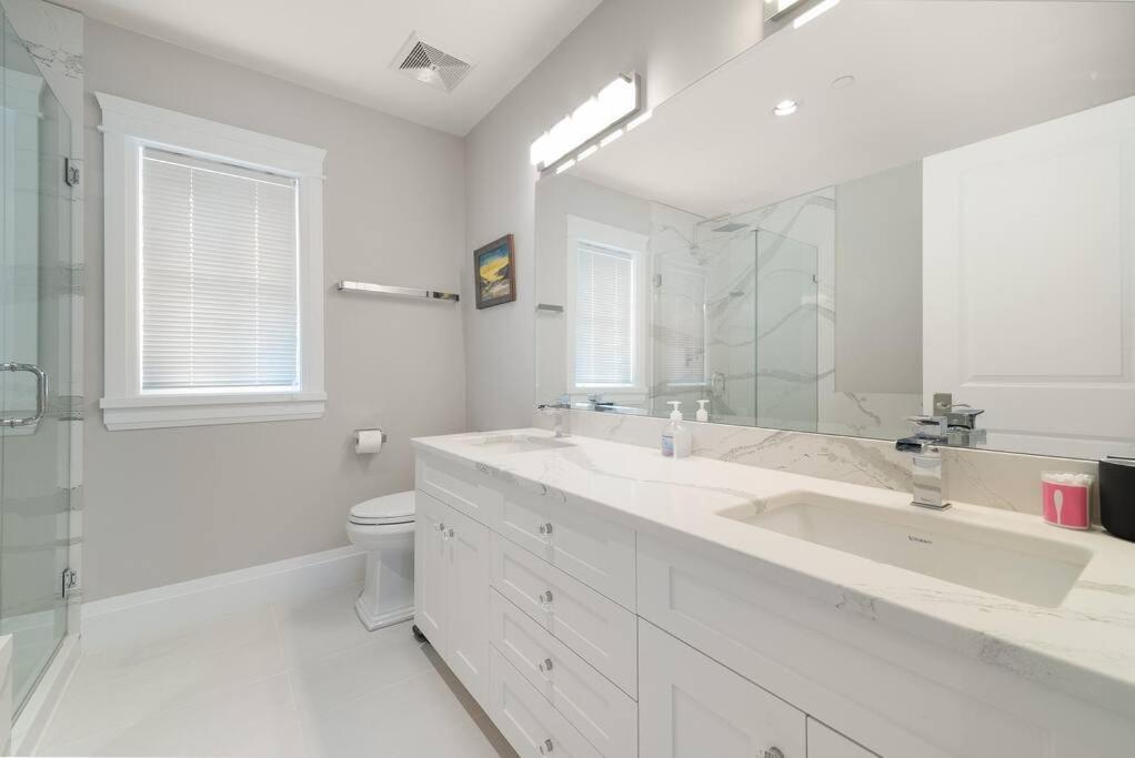 Luxury 4 beds Ocean-View house at Center of Vancouver