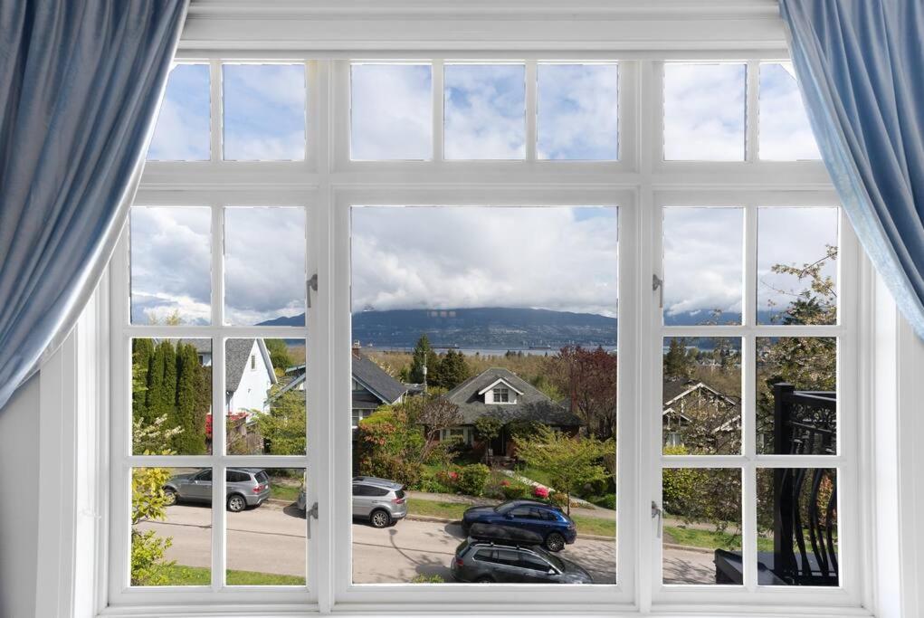 Luxury 4 beds Ocean-View house at Center of Vancouver
